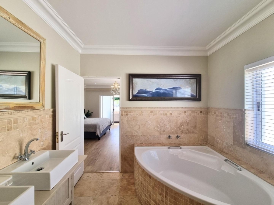 5 Bedroom Property for Sale in Sandbaai Western Cape